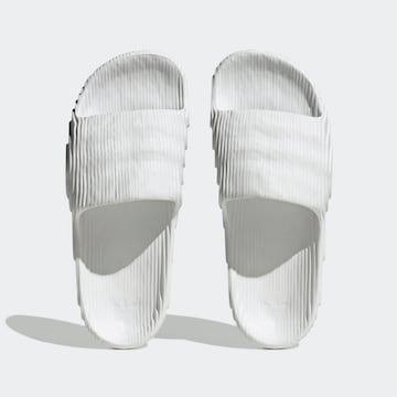 ADIDAS ORIGINALS - Sapato aberto 'Adilette 22' em branco