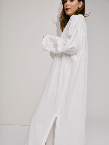 A LOT LESS Sukienka koszulowa 'Valeria' w kolorze biały
