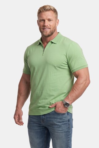 Men Plus Shirt in Green: front