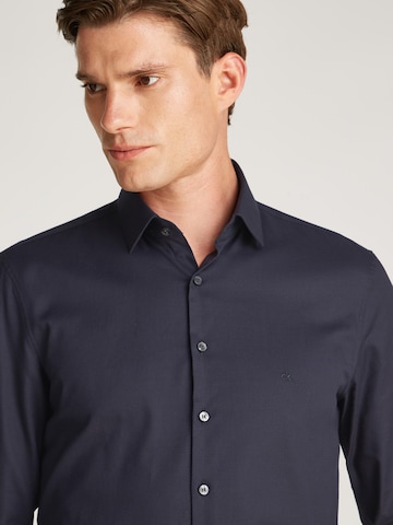Calvin Klein Slim fit Koszula w kolorze niebieski