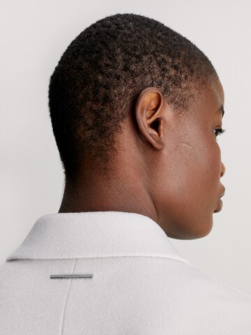 Manteau mi-saison Calvin Klein en blanc