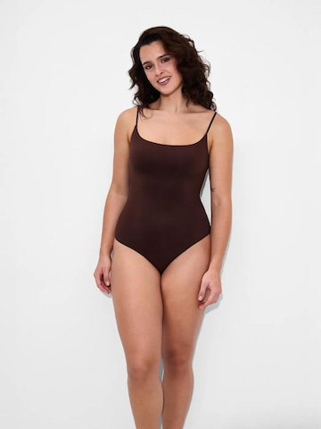 cfab (formerly creamy fabrics) Shapingbody 'Cami Bodysuit mit String' in Bruin: voorkant