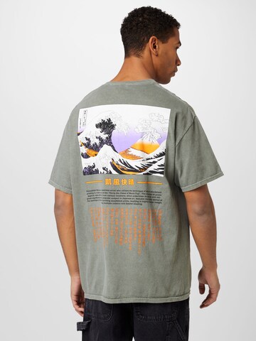BDG Urban Outfitters T-Shirt 'KATSUSHIKA' in Grün