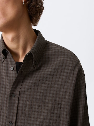 WEEKDAY - Ajuste confortable Camisa en marrón