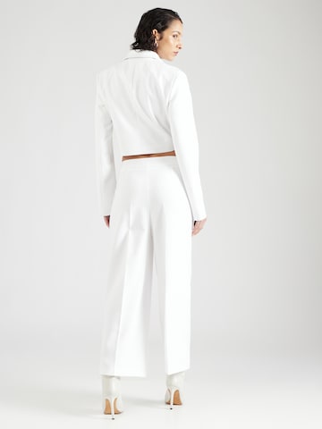 ABOUT YOU x Iconic by Tatiana Kucharova רגל רחבה מכנסיים מחויטים 'Vicky' בלבן