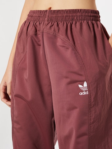 ADIDAS ORIGINALS Tapered Broek in Rood