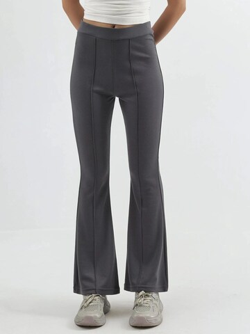Flared Pantaloni 'Hose' di Hiccup in grigio