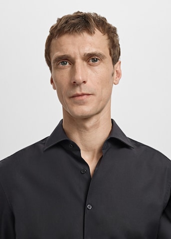 MANGO MAN Slim Fit Hemd 'Emeritol' in Schwarz