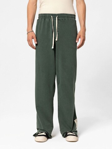 VAMOS CLO Loose fit Trousers in Green: front