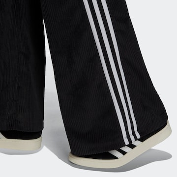 ADIDAS ORIGINALS Разкроени Панталон в черно