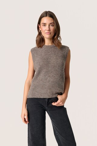 Pull-over 'Rakel' SOAKED IN LUXURY en marron : devant