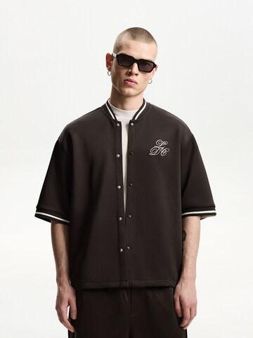 Fit confort Chemise Bershka en marron : devant