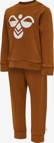 Hummel Crew Suit in Braun: predná strana