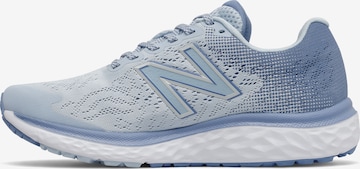 Chaussure de course new balance en bleu : devant