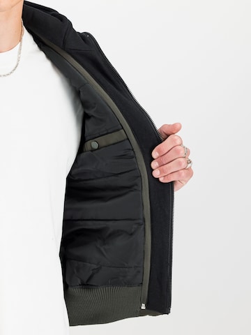 ALPHA INDUSTRIES Between-Season Jacket 'MA-1 D-Tec' in Green