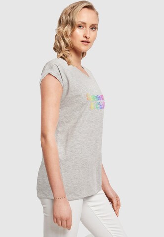 T-shirt 'Summer And Chill Rainbow' Merchcode en gris