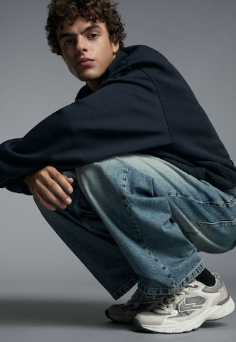 Barrel Jeans de la Bershka pe albastru