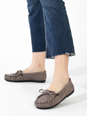 Minnetonka Moccasin 'Kilty' in Grey