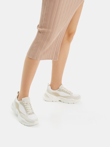 Bershka Låg sneaker i gul: framsida