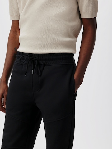 ABOUT YOU x Kingsley Coman Tapered Broek 'Lio' in Zwart