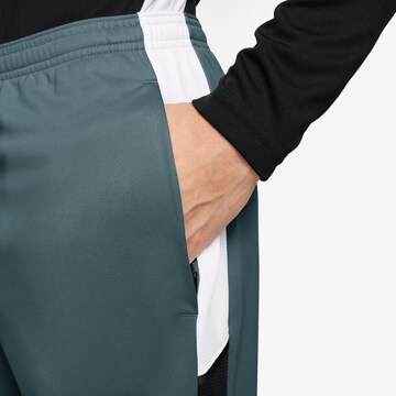 NIKE Regular Sporthose in Grün