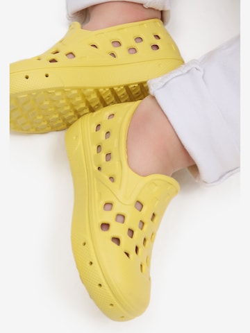 Sneaker di VANS in giallo