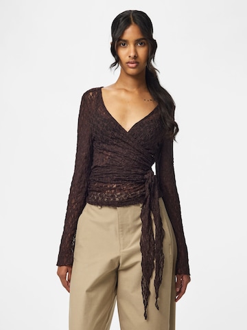 PIECES - Top 'ROYA' en marrón: frente