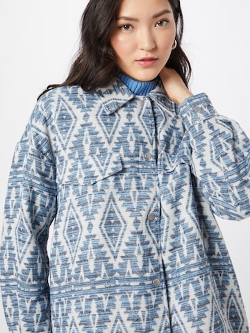 Veste mi-saison 'LONDON NAVAJO' ONLY en bleu