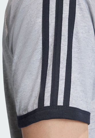 T-Shirt ADIDAS ORIGINALS en gris