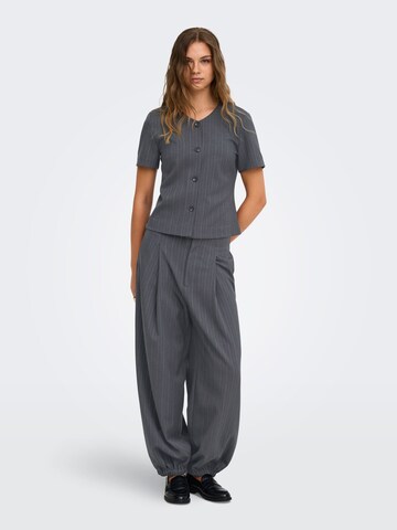 Baggy Pantaloni 'AGGIE' di ONLY in grigio