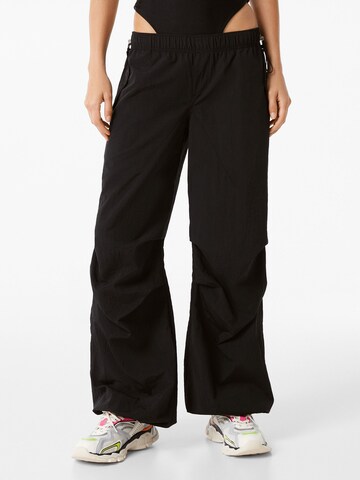 Bershka Loose fit Pants in Black: front