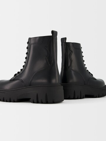 Boots stringati di Bershka in nero