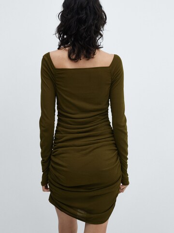 Rochie 'Glow' de la MANGO pe verde