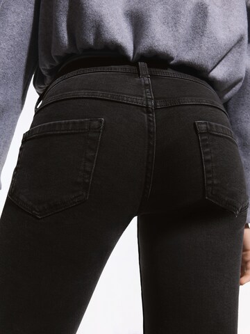 Bershka Flared Jeans in Schwarz