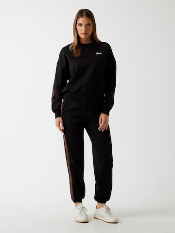 GUESS Sweatshirt in Schwarz