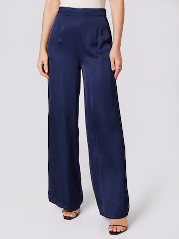 Guido Maria Kretschmer Women Loose fit Pleat-Front Pants 'Leany' in Blue: front