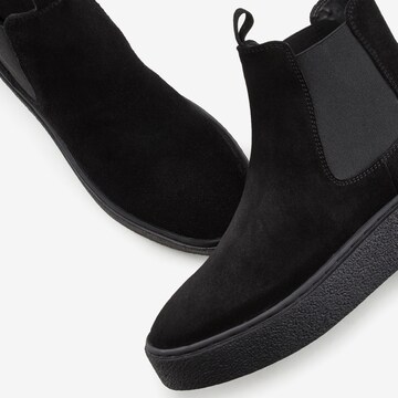 LASCANA Chelsea Boots in Black