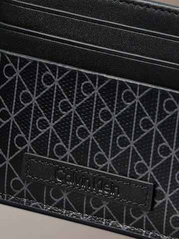 Etui de la Calvin Klein pe negru
