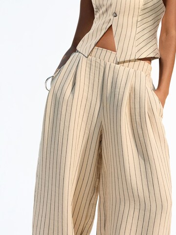 Bershka Baggy Bandplooibroek in Beige