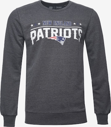 Recovered Sweatshirt 'New England Patriots' in Grijs: voorkant