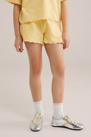WE Fashion Loose fit Trousers in Yellow: front