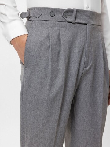 Antioch Regular Pleat-front trousers in Grey
