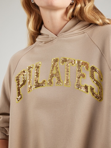Felpa 'Wide Pilates Peace' di miss goodlife in beige