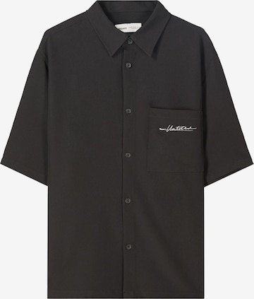 BershkaComfort Fit Košulja - crna boja: prednji dio