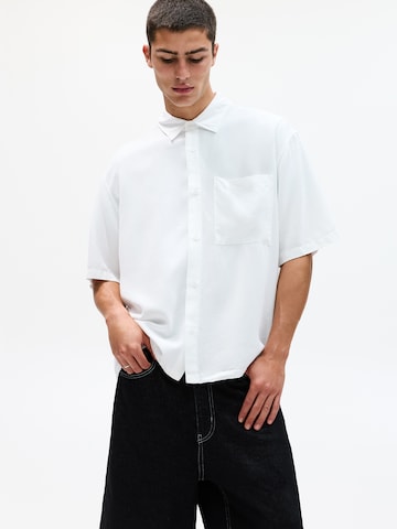 Comfort fit Camicia di Pull&Bear in bianco: frontale