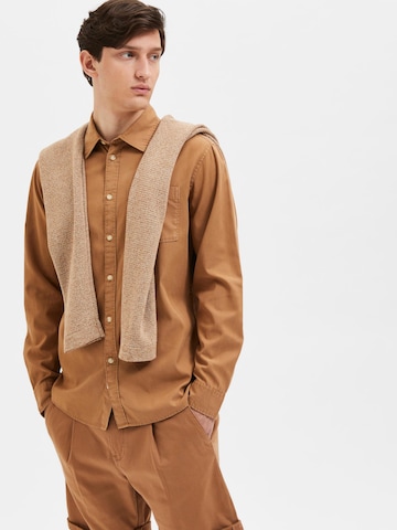 SELECTED HOMME - Ajuste regular Camisa en marrón