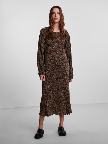 Robe 'Johanne' PIECES en marron : devant