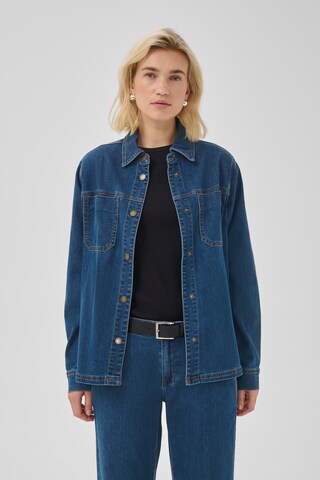 My Essential Wardrobe Bluse i blå: forside