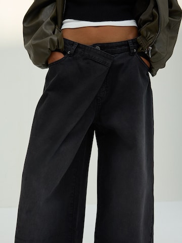 BershkaBarrel Traperice - crna boja