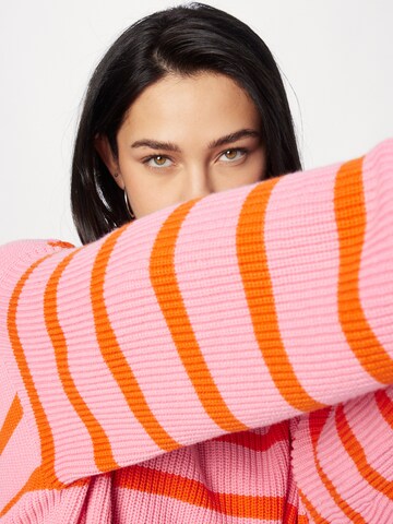 Emily Van Den Bergh Pullover in Pink